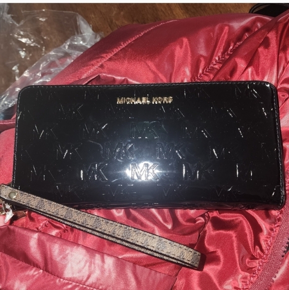 MICHAEL Michael KorsJet Set Logo Embossed Patent Travel Continental Wallet - Picture 2 of 8